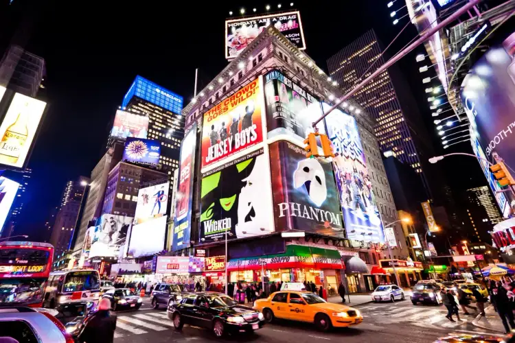Na Times Square w Nowym Jorku, gdzie obejrzeć "Upiór w Operze", błyszczą neony z reklamami musicali "Wicked" i "Phantom".