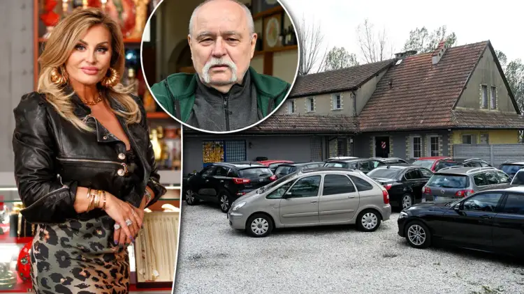 Kobieta w panterce i skórzanej kurtce obok wizerunku Pawła K, ojca Conana, na tle komisu samochodowego.