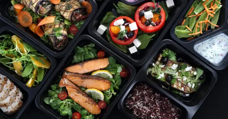 Ile kosztuje catering na 50 osób – poznaj ukryte koszty i ceny