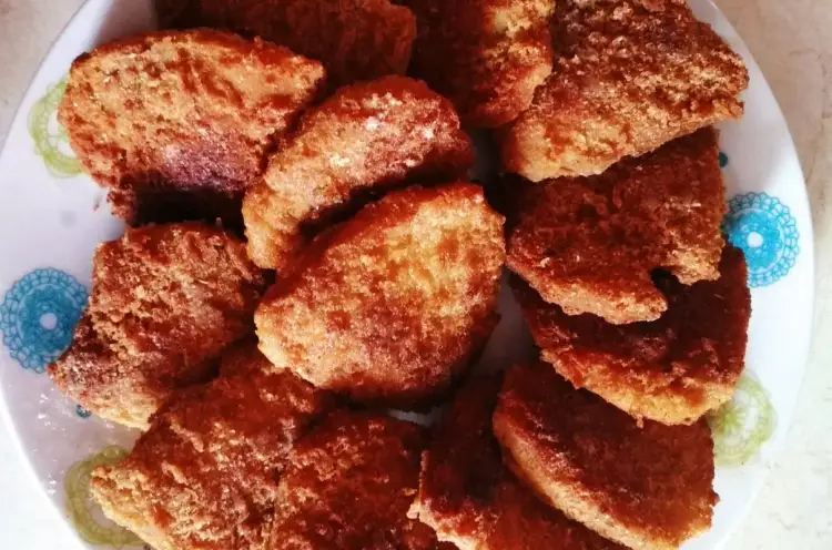 Usmażone kotlety sojowe na talerzu z wzorem.