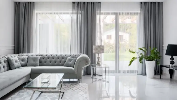 Jakie zasłony do małego salonu? Poznaj 5 sprawdzonych trików
