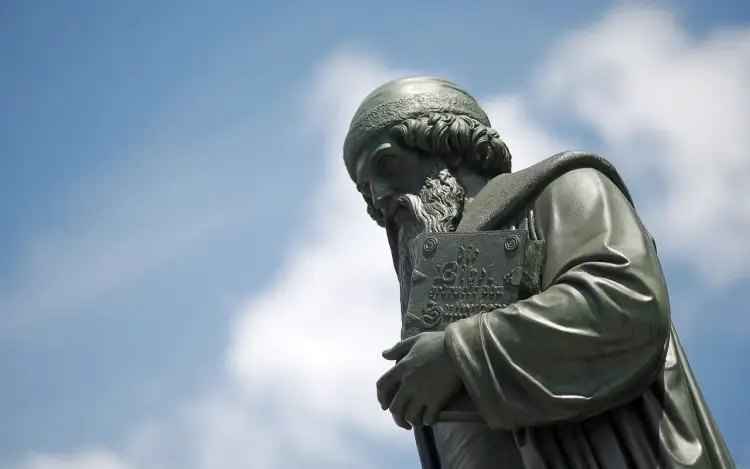 Pomnik Johannesa Gutenberga, który wynalazł druk w XV wieku, trzymający Biblię.