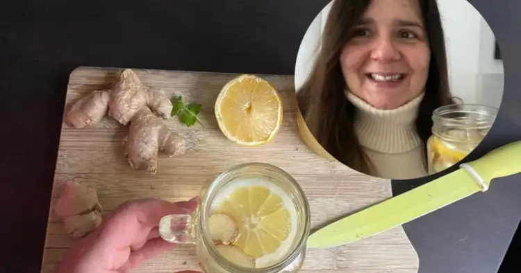 Kobieta przygotowuje orzeźwiającą wodę z imbirem i cytryną. Na desce leżą świeże korzenie imbiru i plaster cytryny.