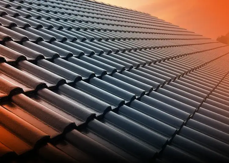 Szare dachówki tworzą wzór, jak malować dach, by wyglądał nowocześnie. Zachód słońca dodaje ciepła.