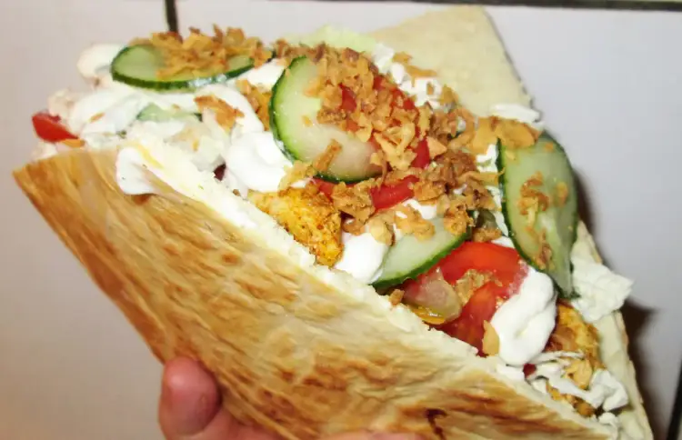 Domowy kebab z kurczakiem, warzywami i chrupiącą cebulką. Idealny przepis na to, jak zrobić kebab w domu.