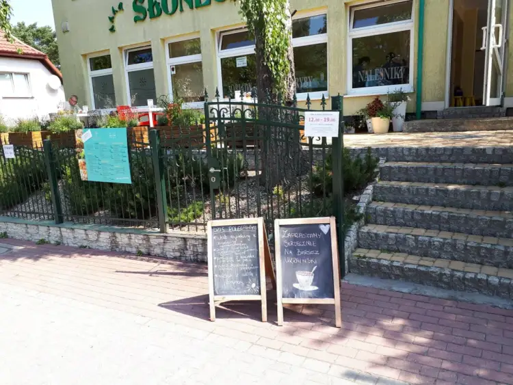 Gdzie zjeść w Jastrzębiej Górze? Dwie tablice przed restauracją zachęcają do spróbowania dań dnia i barszczu ukraińskiego.