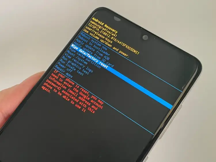 Ekran telefonu Samsung z menu Android Recovery, opcja "Wipe data/factory reset" podświetlona na niebiesko.
