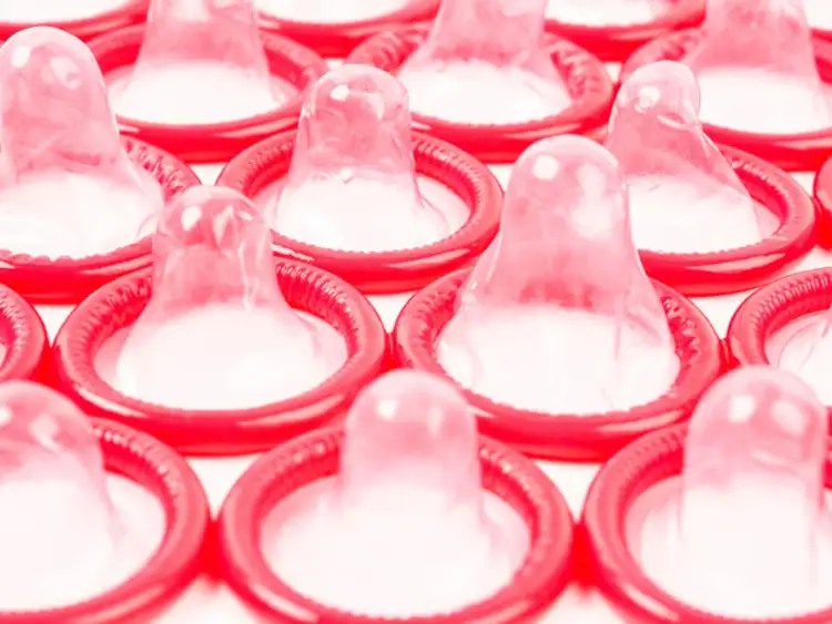 Mnóstwo różowych prezerwatyw, gotowych na szaloną noc.