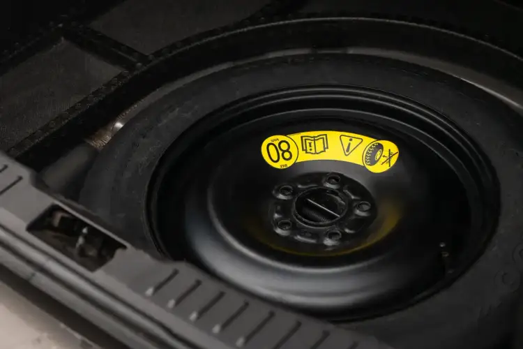 Koło zapasowe obowiązkowe w Polsce? Sprawdź przepisy i alternatywy