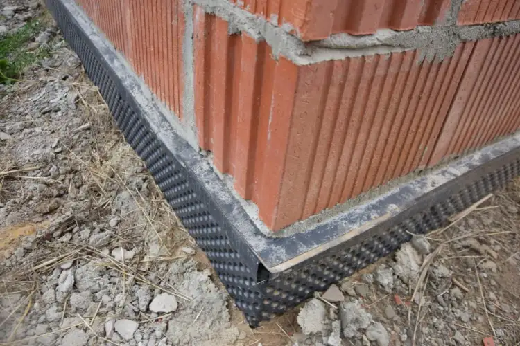 Jak położyć folię na fundament: 6 kroków do skutecznej izolacji