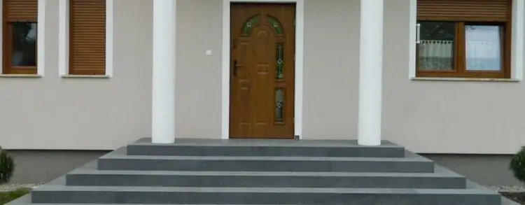 Jak bezpiecznie zaprojektować wejście do domu ze schodami: 5 rad