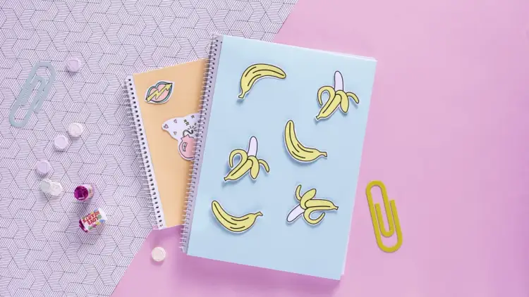 Jak ozdobić zeszyt do polskiego? Naklejki z bananami i serduszkami dodadzą mu uroku!