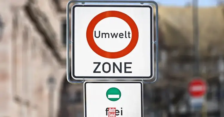 Znak Umwelt ZONE w Berlinie. Wjazd do zielonej strefy tylko dla pojazdów spełniających normy.