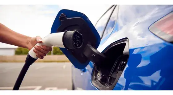 Ile kosztuje przejechanie 100 km Teslą? Sprawdź, jak zaoszczędzić