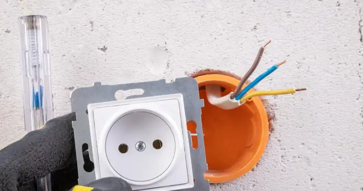 Jak prawidłowo podłączyć gniazdko z uziemieniem bez błędów i ryzyka