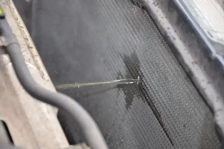 Uszkodzona chłodnica objawy: Jak je rozpoznać i uniknąć kosztów naprawy