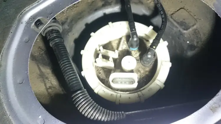 Audi A4 B6: Pompa paliwa szwankuje? Zdiagnozuj i napraw!