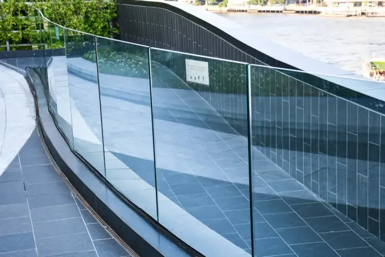 Jaka grubość szkła na balustradę? Kluczowe informacje i zasady bezpieczeństwa