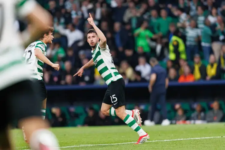 Piłkarz w zielono-białym stroju świętuje bramkę, wskazując palcem w górę. Kto dziś gra w piłkę nożną?