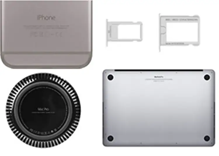 Spód MacBook Pro z widocznym numerem seryjnym, iPhone, tacki SIM i okrągły Mac Pro.