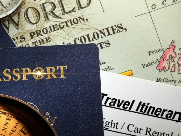 Paszport, mapa świata i plan podróży. Dowiedz się, kto może odebrać paszport osoby dorosłej.
