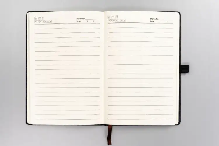 Otwarty notes z pustymi stronami w linie, gotowy na zapisanie ważnych myśli i notatek.