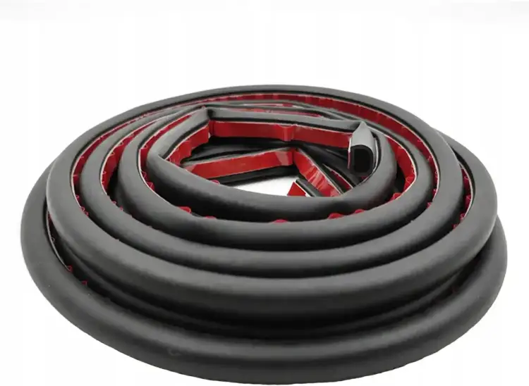 Zwinięta uszczelka do drzwi balkonowych z czerwoną taśmą klejącą.