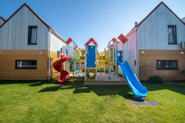 Kolorowy plac zabaw z zjeżdżalniami i piaskownicą to idealne atrakcje dla dzieci nad morzem.