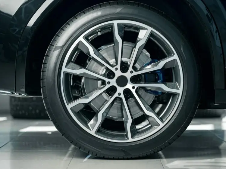 Nowoczesna, aluminiowa felga z niebieskim zaciskiem hamulcowym. Zastanawiasz się, czy można piaskować felgi aluminiowe?