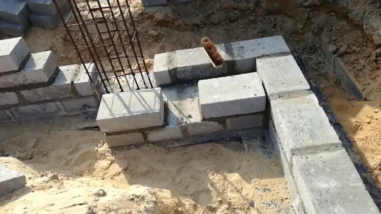 Jak prawidłowo wykonać fundament pod komin systemowy, aby uniknąć błędów