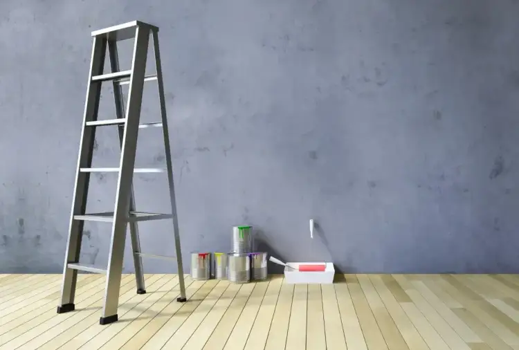 Drabina, puszki z farbą i wałek do malowania czekają na Ciebie. Dowiedz się, jak malować ściany bez smug i odmień swoje wnętrze!