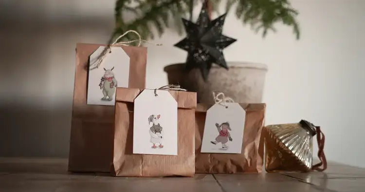 Jak kreatywnie zapakować prezent? Urocze, brązowe torebki z rysunkami zwierzątek i świąteczna gwiazda.