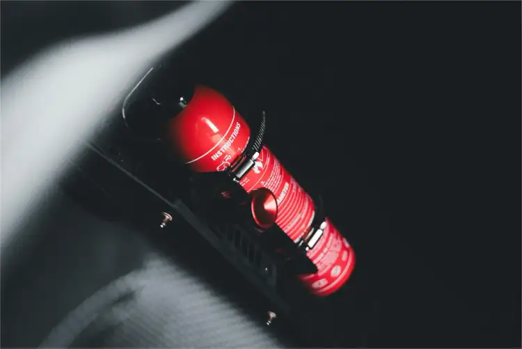 Apteczka i gaśnica w samochodzie. Jakie jest całe obowiązkowe wyposażenie, które uratuje cię na drodze