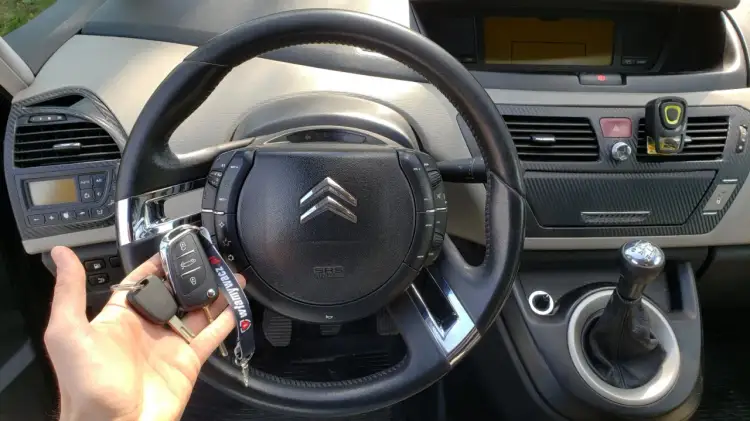 Jak Szybko I Bezpiecznie Otworzyć Citroena C4 Gdy Zatrzasnąłeś Kluczyki