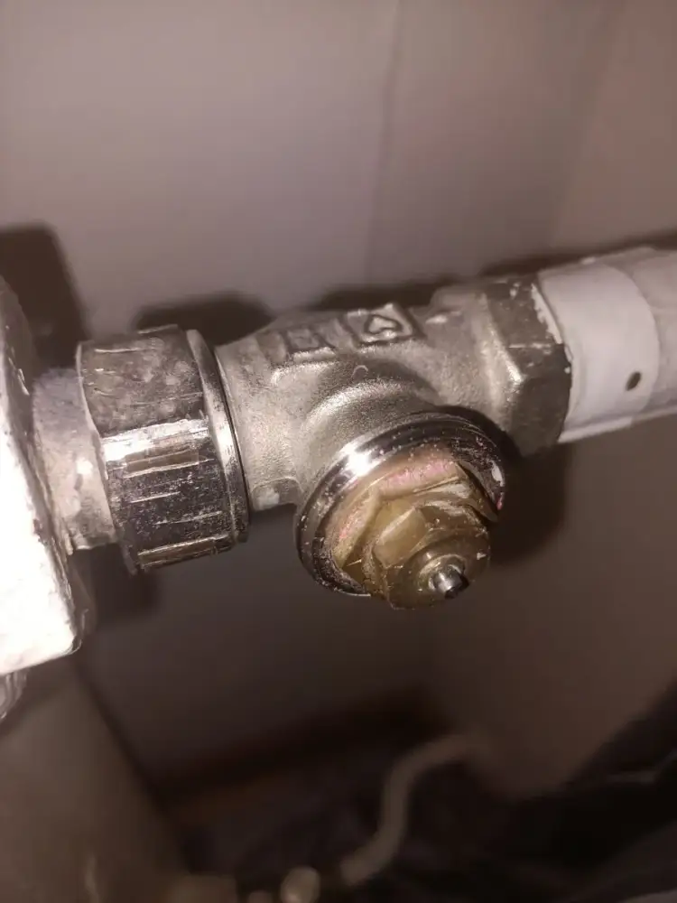 W którą stronę zakręcić grzejnik, aby uniknąć błędów i oszczędzać energię?