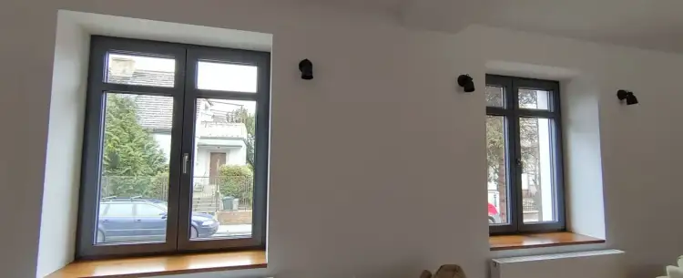 Parapet wewnętrzny pod okno czy do okna - który wybór jest lepszy?