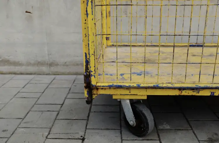 Jak rozpoznać zużyte kółka do wózka transportowego i kiedy wymienić cały komplet, żeby nie przepłacić?