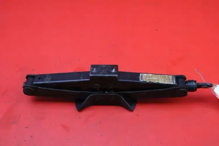 Gdzie dokładnie jest lewarek w Toyocie Yaris 3? Prosta lokalizacja i porady