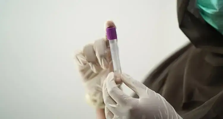 Ile daje się kału do badania? Sprawdź, jak prawidłowo pobrać próbkę