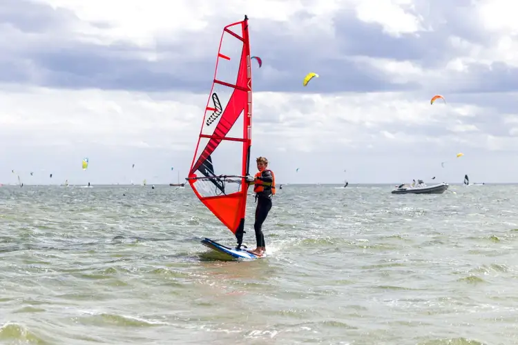 Gdzie na windsurfing w Europie? Najlepsze miejsca i warunki do uprawiania