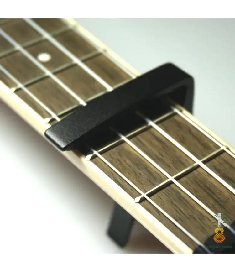 Jaki kapodaster do ukulele? Wybierz idealny i graj bez problemów