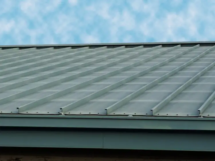 Ile farby na 100m2 dachu? Sprawdź, ile naprawdę potrzebujesz