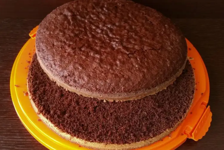 Czym nasączyć biszkopt czekoladowy, by był wilgotny i aromatyczny?