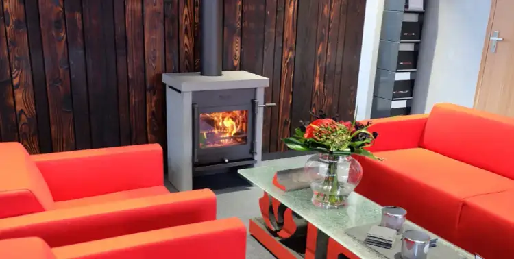 Dlaczego szyba w kominku robi się czarna i jak temu zapobiec