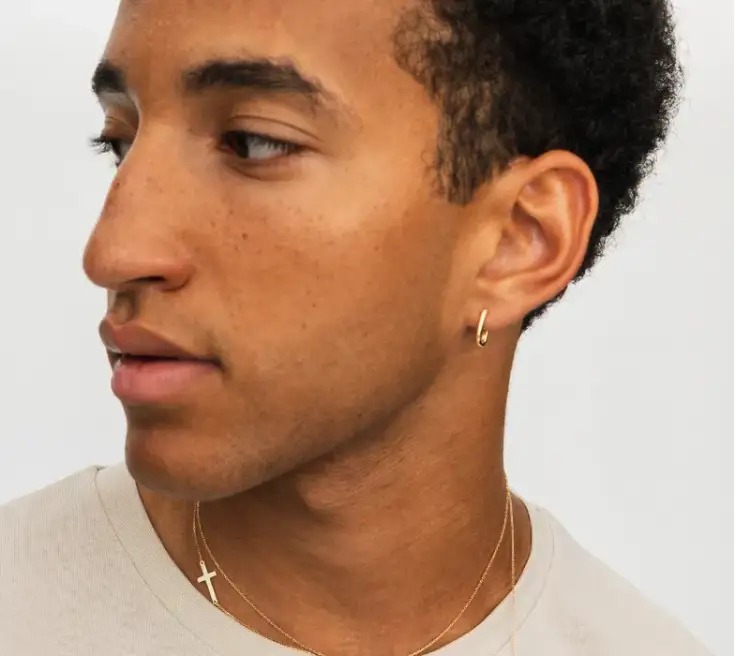 Kolczyk u mężczyzny w którym uchu? Odkryj znaczenie i style