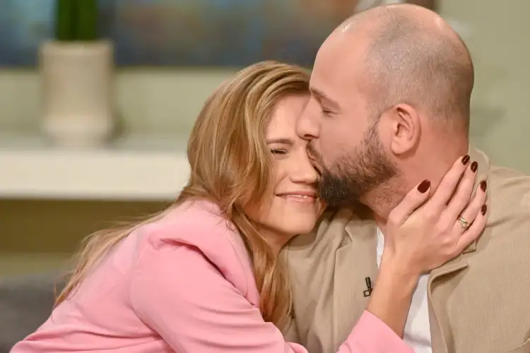 Agnieszka Kaczorowska w ramionach ukochanego, czuły pocałunek na policzku. Ich romans kwitnie.