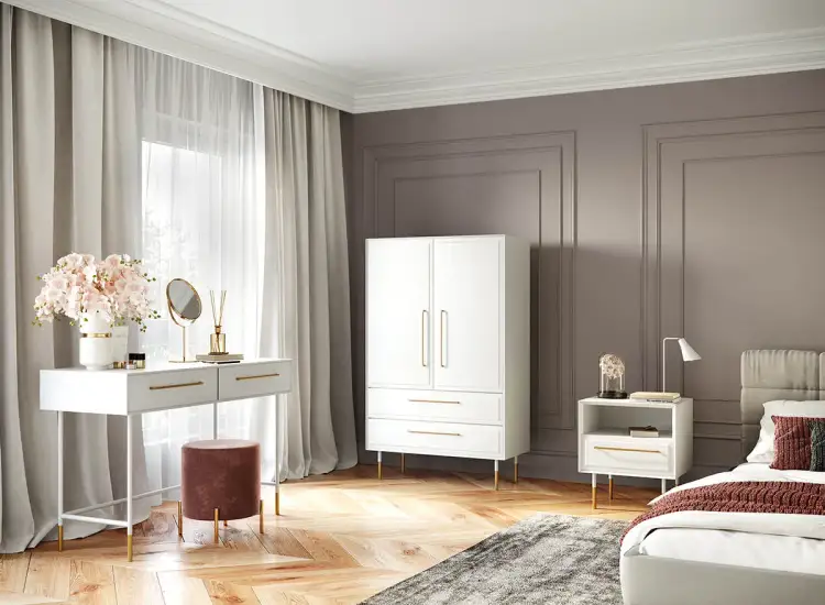 Sypialnia z białymi meblami i eleganckimi złotymi detalami. Ściany w kolorze taupe z subtelnymi panelami dodają głębi.