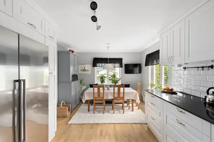 Jakie materiały na ścianę w kuchni, żeby się nie brudziła?