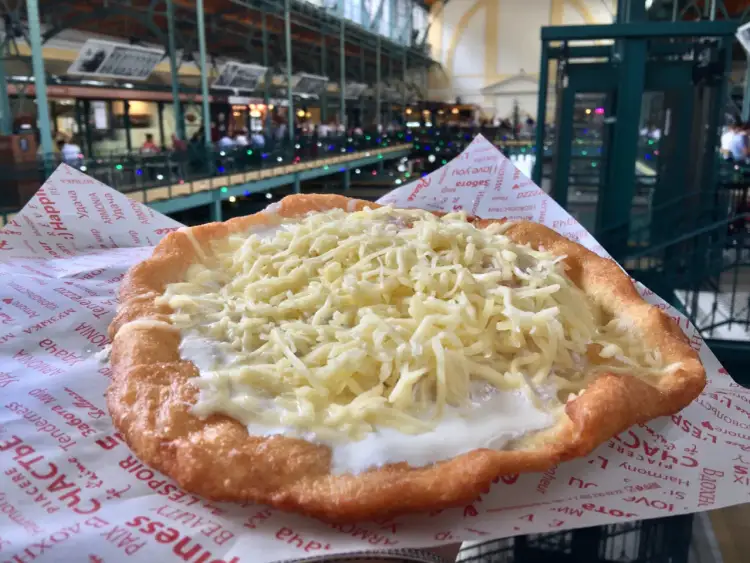 Lángos z serem i śmietaną, popularna przekąska w Budapeszcie. Zastanawiasz się, ile kosztuje pizza w Budapeszcie?