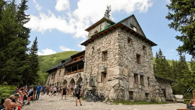 Czy schronisko może odmówić noclegu? Poznaj ważne zasady i sytuacje